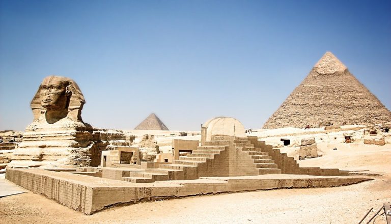 Na zdjęciu widać pustynie sfinksa i piramidy w Egipcie