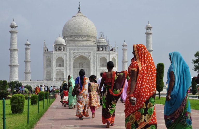 Taj Mahal i ludzie idący w kierunku tego budynku
