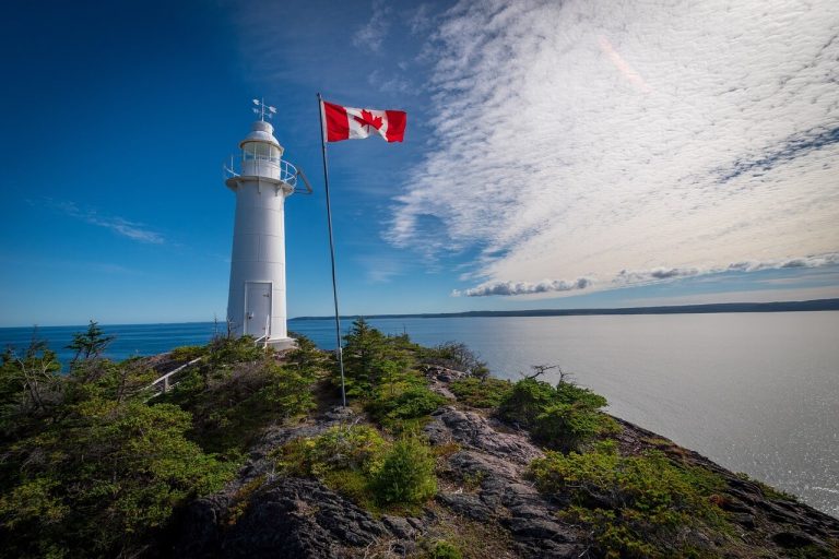 latarnia morska i flaga Kanady