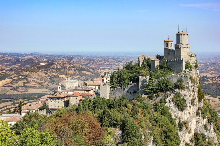 Zamek na wzniesieniu w San Marino