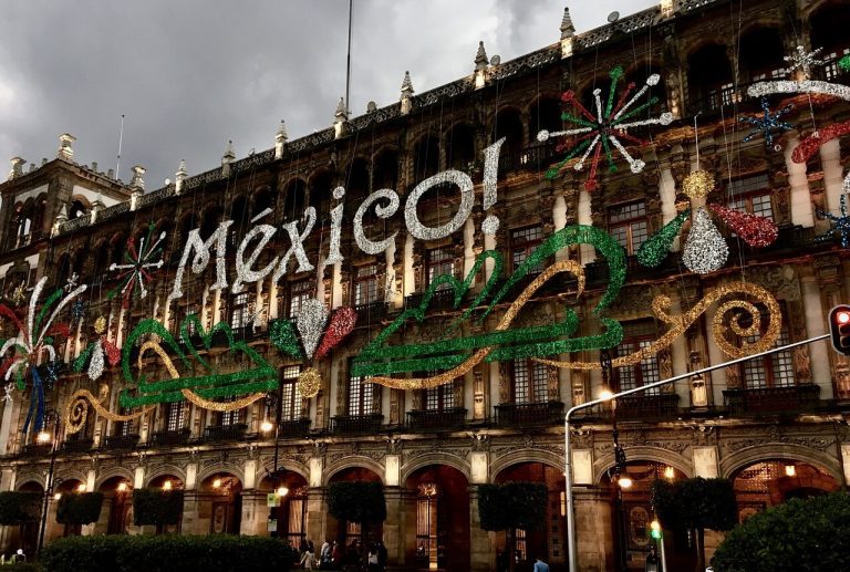Ozdobiony budynek rządowy w Meksyku