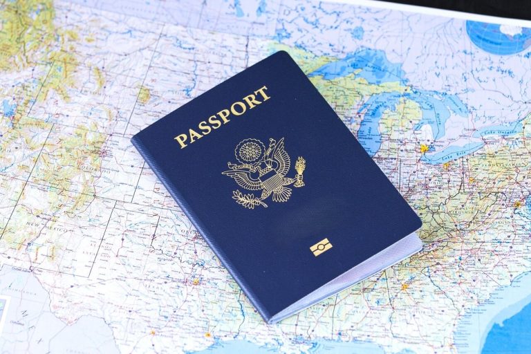 paszport leżący na mapie