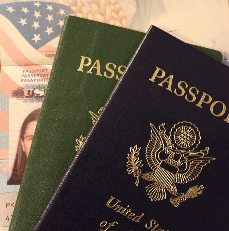 dwa paszporty w różnych kolorach - zielony i niebieski