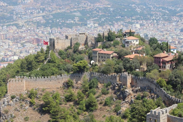 widok na stare miasto Alanya w Turcji